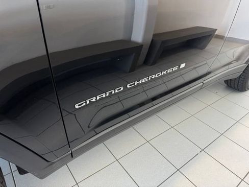Used 2023 Jeep Grand Cherokee Limited w/ Trailer Tow Prep Group (B) AWD/4WD image 37