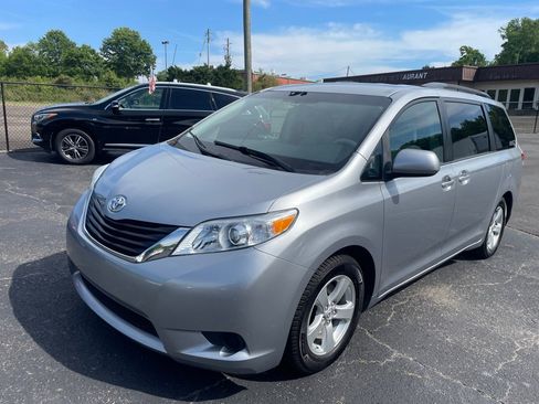 Used 2013 Toyota Sienna LE FWD image 1
