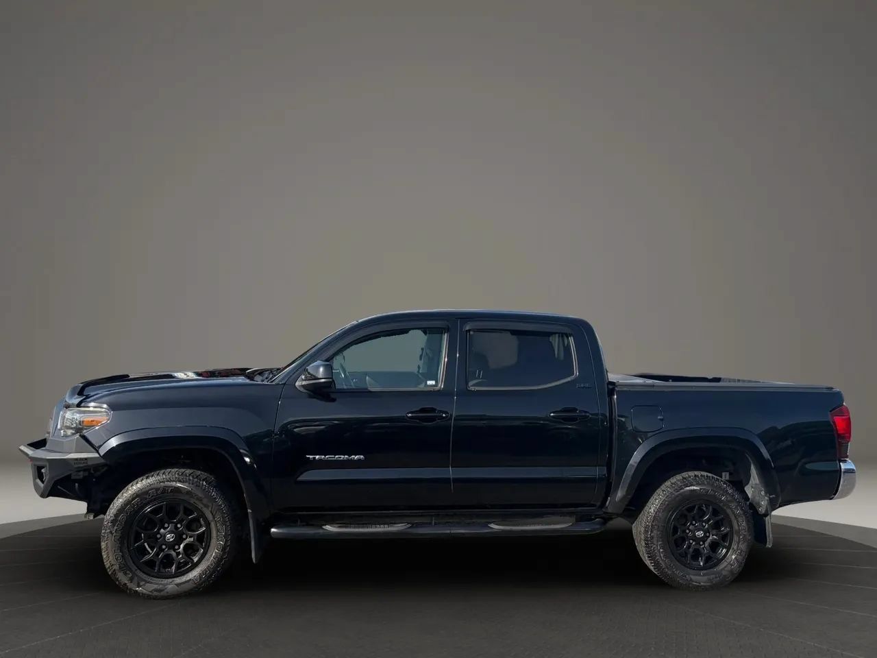 Used 2019 Toyota Tacoma SR5 AWD/4WD image 2