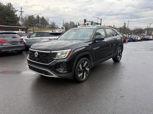 Used 2024 Volkswagen Atlas Cross Sport SE image 2