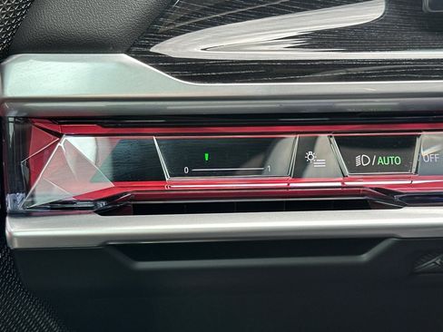 Used 2025 BMW 740i w/ Premium Package image 36