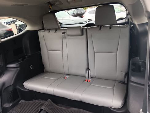 Used 2022 Toyota Highlander XLE image 18