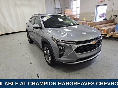 Used 2024 Chevrolet Trax LT w/ Driver Confidence Package FWD image 2