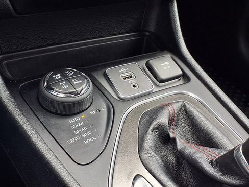 Used 2020 Jeep Cherokee Trailhawk w/ Cold Weather Group AWD/4WD image 14
