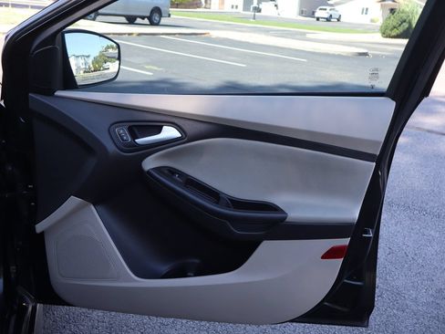 Used 2015 Ford Focus SE w/ SE Sport Package FWD image 26