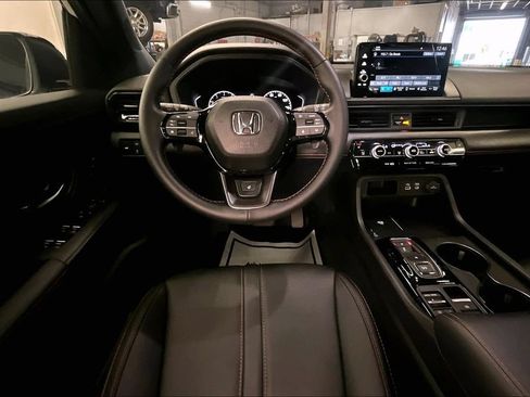 Used 2025 Honda Pilot TrailSport image 4