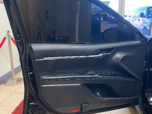 Used 2020 Toyota Camry SE image 10