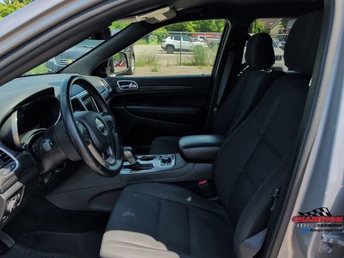 Used 2019 Jeep Grand Cherokee Laredo AWD/4WD image 15