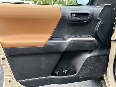 Used 2019 Toyota Tacoma SR5 RWD image 17