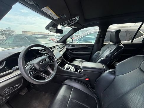 Used 2023 Jeep Grand Cherokee Overland w/ Luxury Tech Group IV RWD image 5
