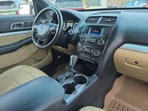 Used 2017 Ford Explorer XLT image 20