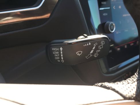 Used 2022 Volkswagen Tiguan SEL R-Line image 33