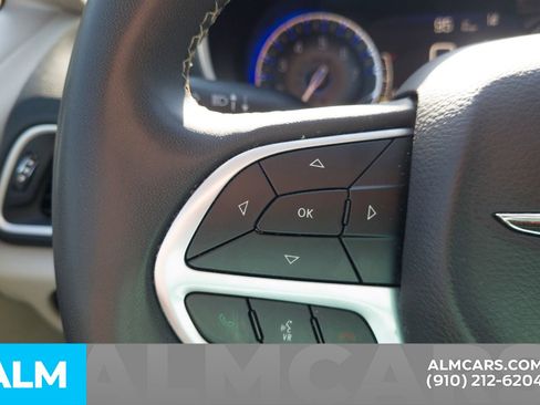 Used 2023 Chrysler Pacifica Touring-L image 12