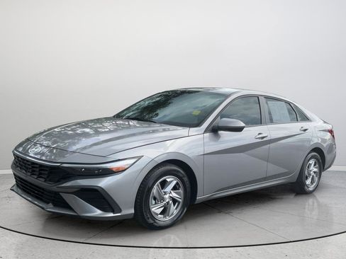 Used 2024 Hyundai Elantra SE FWD image 5