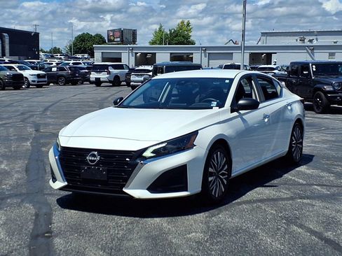 Used 2024 Nissan Altima 2.5 SV FWD image 2