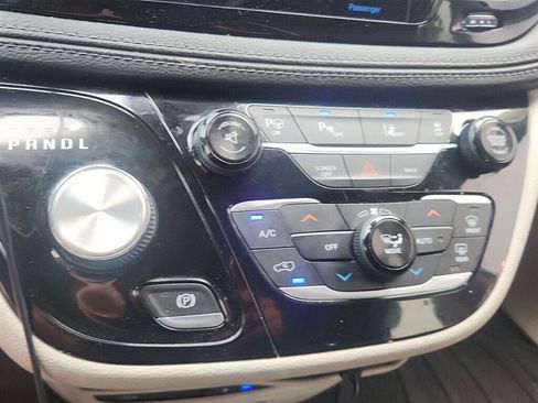 Used 2017 Chrysler Pacifica Limited w/ UConnect Theater Package FWD image 16