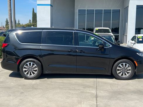 Used 2024 Chrysler Pacifica Limited FWD image 3