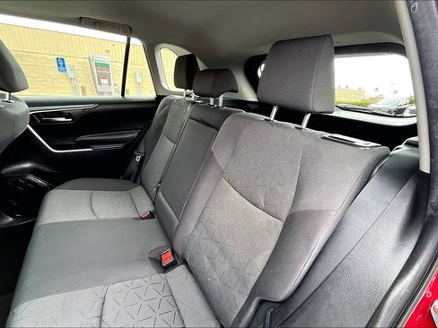 Used 2021 Toyota RAV4 XLE w/ Convenience Package image 15