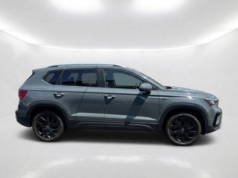 Used 2022 Volkswagen Taos SE FWD image 4