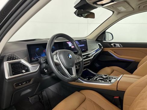 Used 2024 BMW X7 xDrive40i w/ Premium Package image 9