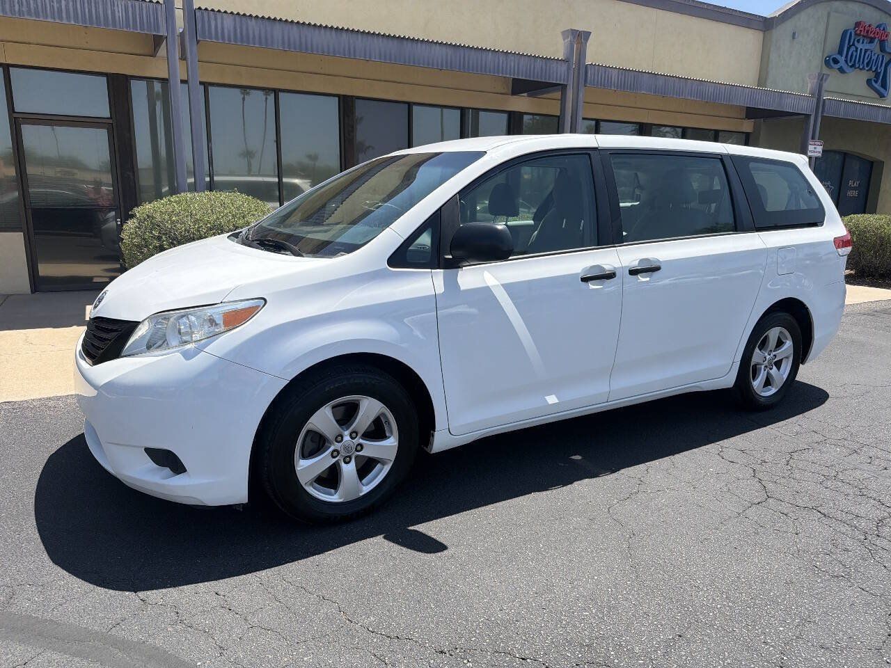 Used 2014 Toyota Sienna L FWD image 2