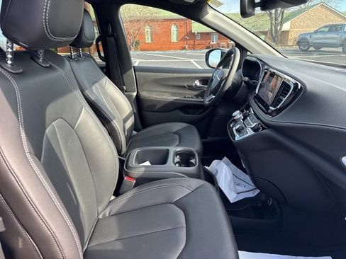 New 2026 Chrysler Pacifica Select image 10