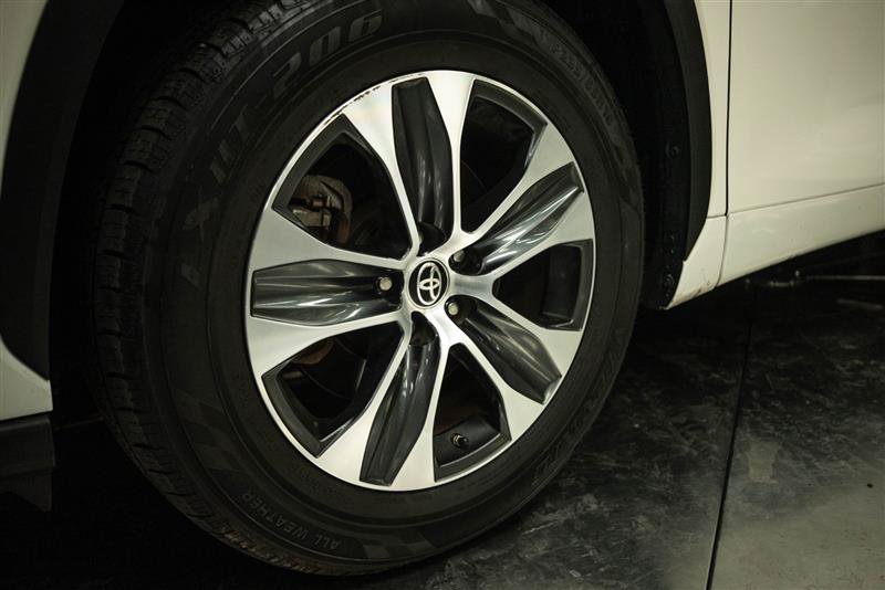 Used 2020 Toyota Highlander XLE FWD image 3