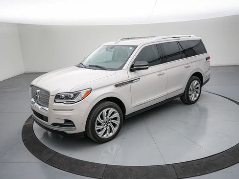 Used 2024 Lincoln Navigator Premiere image 8