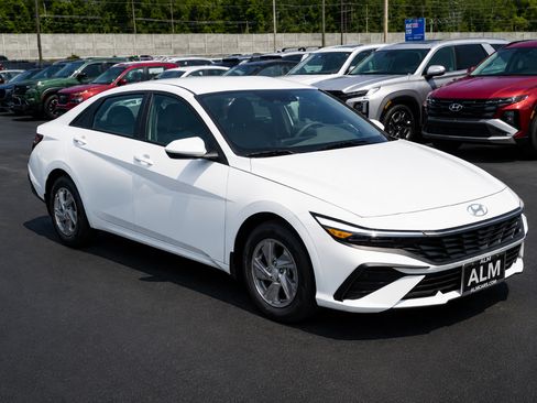 New 2026 Hyundai Elantra SE FWD image 3