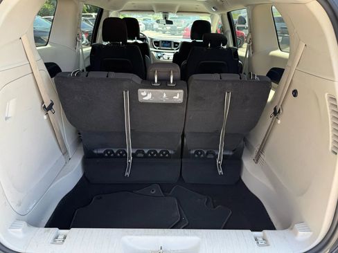Used 2020 Chrysler Voyager LX image 10