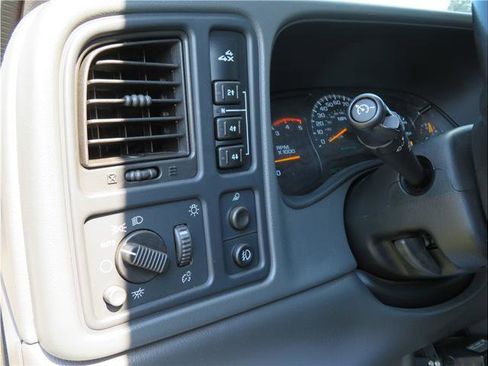 Used 2005 Chevrolet Silverado 2500 LT w/ Heavy-Duty Power Package AWD/4WD image 10