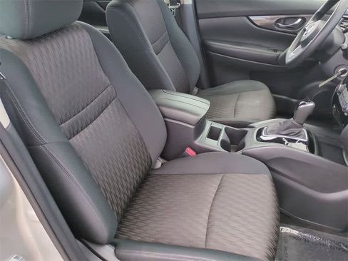 Used 2017 Nissan Rogue S image 19