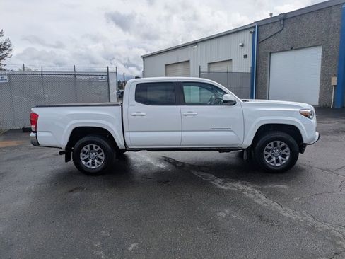 Used 2017 Toyota Tacoma SR5 w/ Tow Package image 4