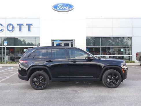 Used 2023 Jeep Grand Cherokee Limited w/ Black Appearance Package image 17