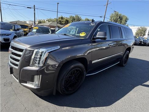 Used 2017 Cadillac Escalade ESV Luxury image 3