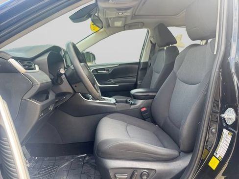 Used 2019 Toyota RAV4 XLE w/ Convenience Package FWD image 10