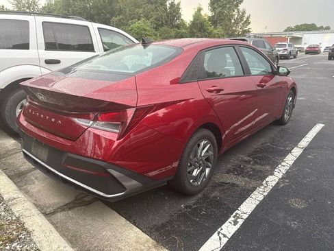 Used 2024 Hyundai Elantra SEL FWD image 4