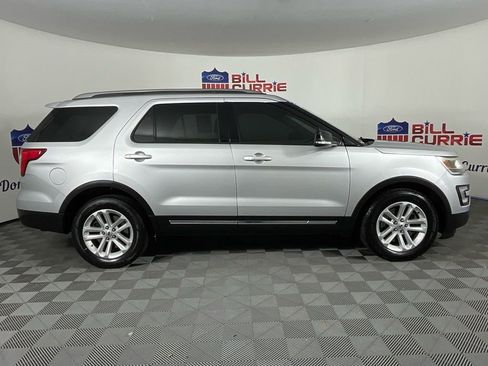 Used 2017 Ford Explorer XLT image 2