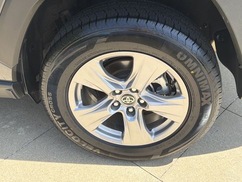 Used 2025 Toyota RAV4 XLE FWD image 19