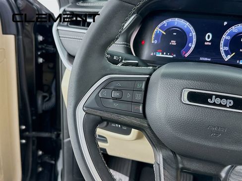 Used 2023 Jeep Grand Cherokee Limited image 16