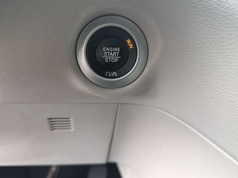 Used 2024 Chrysler Pacifica Touring-L image 28