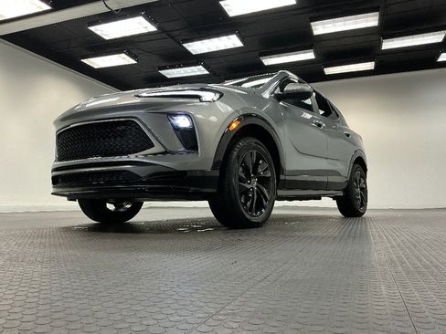 Used 2024 Buick Encore GX Sport Touring image 2