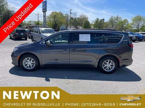 Used 2022 Chrysler Pacifica Touring-L FWD image 46