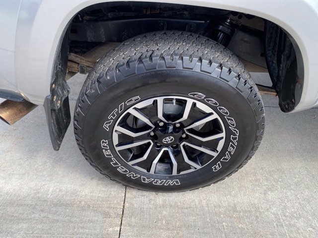 Used 2020 Toyota Tacoma TRD Sport w/ TRD Premium Sport Package AWD/4WD image 13