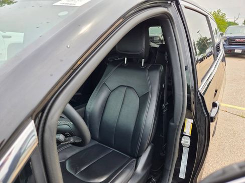 Used 2025 Chrysler Pacifica Select FWD image 12