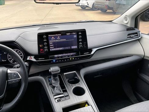 Used 2021 Toyota Sienna Limited FWD image 6