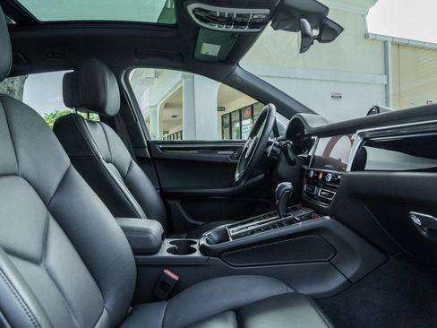 Used 2025 Porsche Macan AWD/4WD image 27