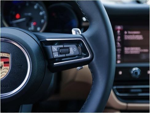 Certified 2025 Porsche Macan AWD/4WD image 16
