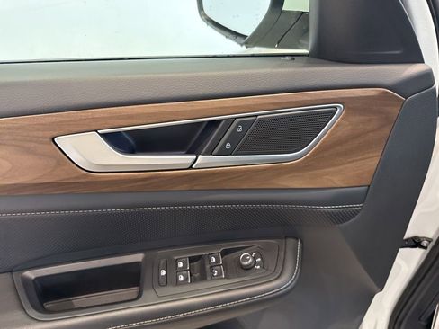 Used 2024 Volkswagen Atlas SE image 18