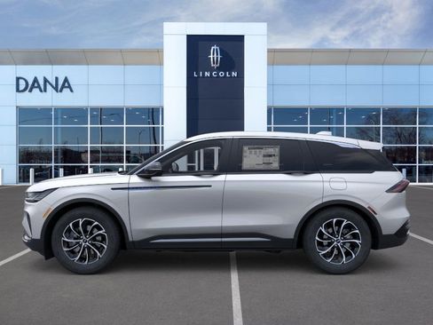 New 2025 Lincoln Nautilus Premier image 3